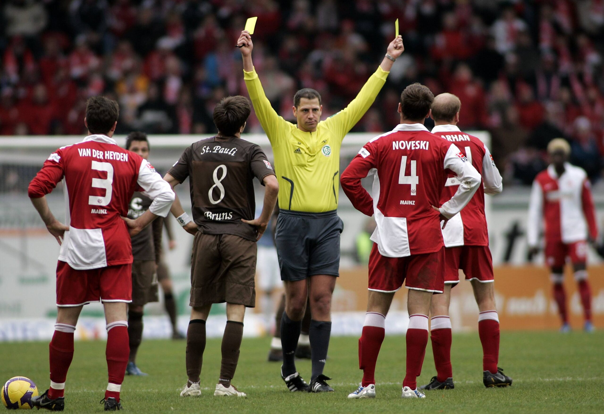 Referee Thomas Metzen zeigt Doppel-Gelb