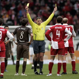 Referee Thomas Metzen zeigt Doppel-Gelb