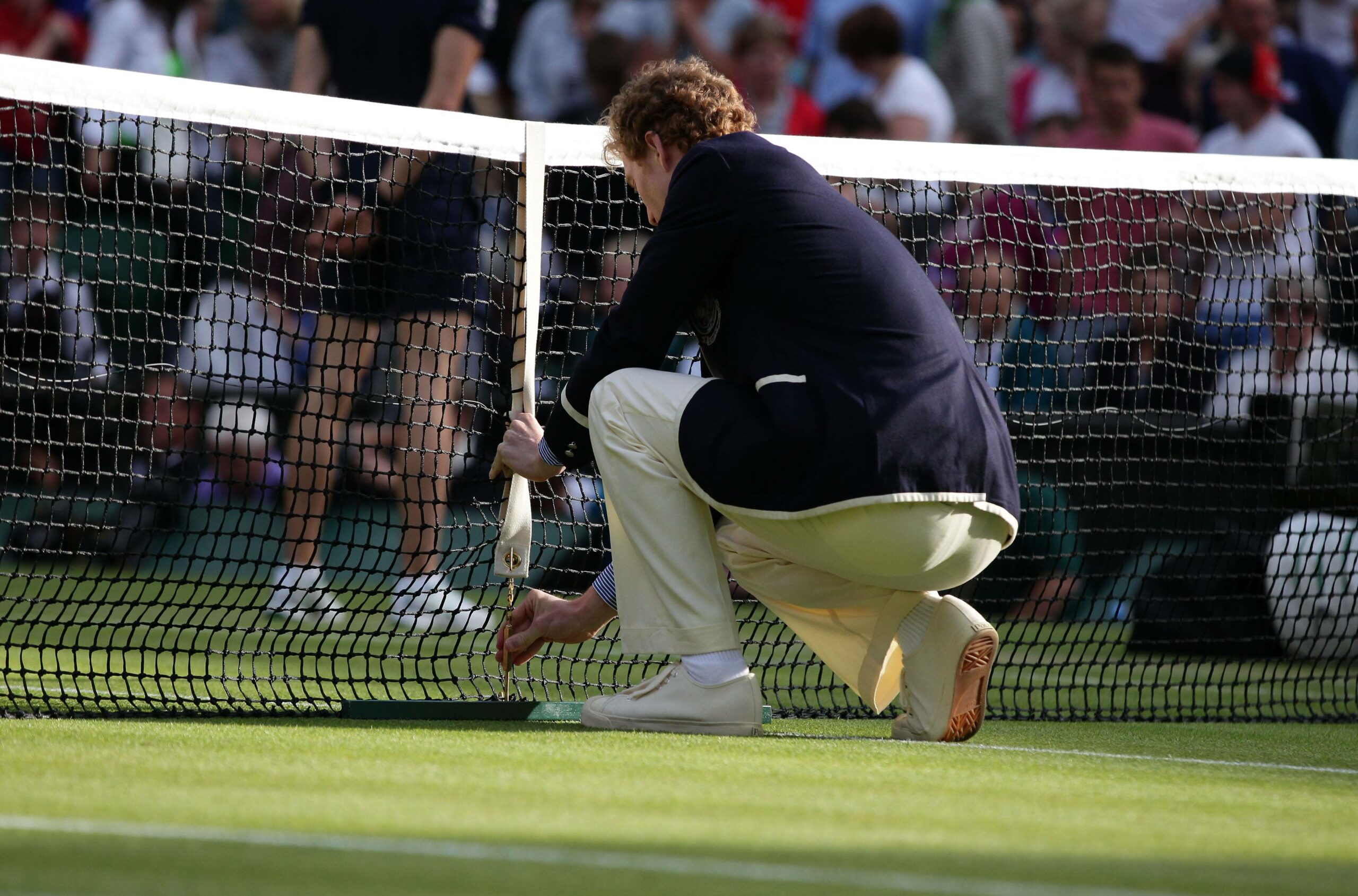 Linienrichter stellt ein Netz in Wimbledon ein