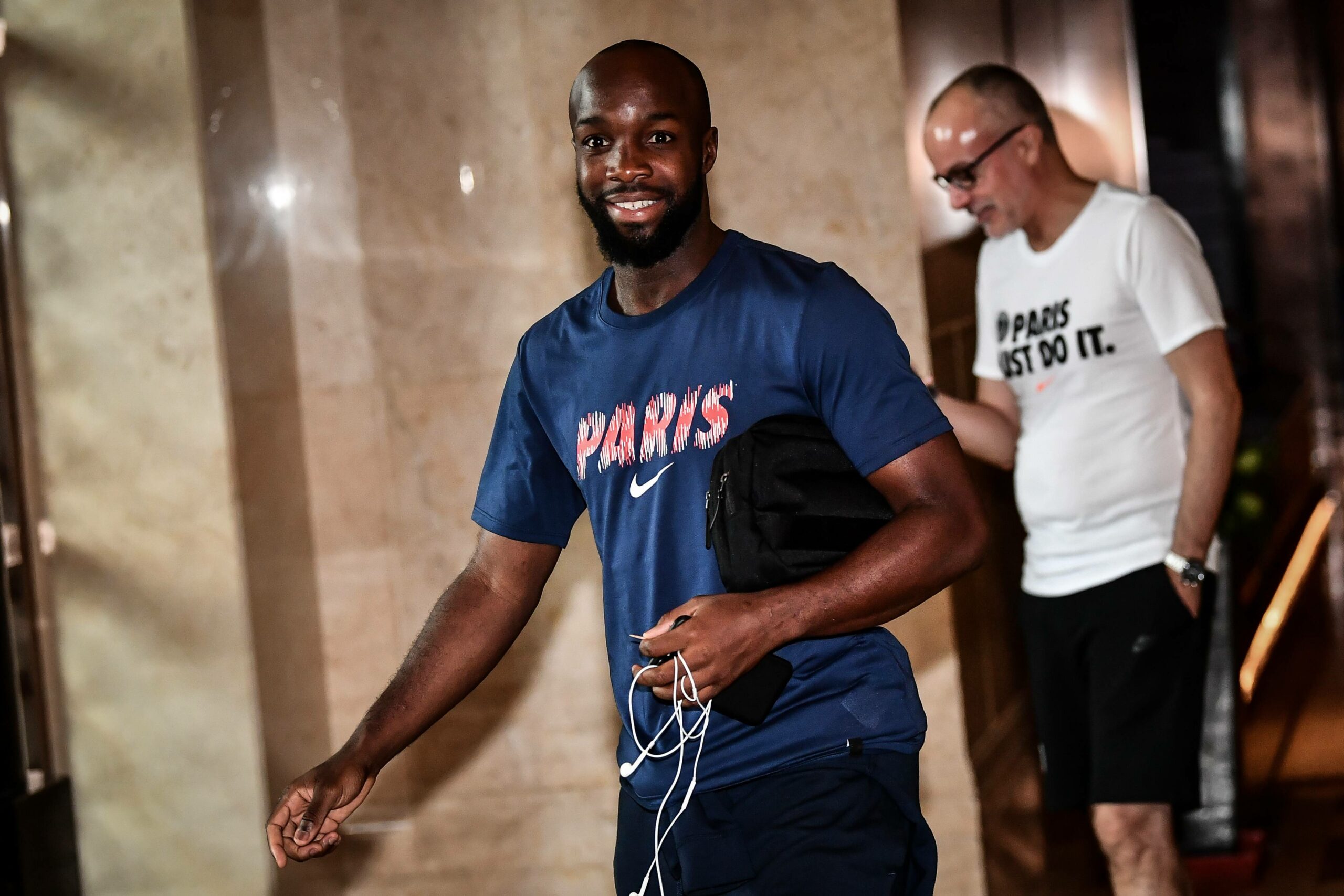 Lassana Diarra verlässt in einem Paris-Shirt ein Hotel