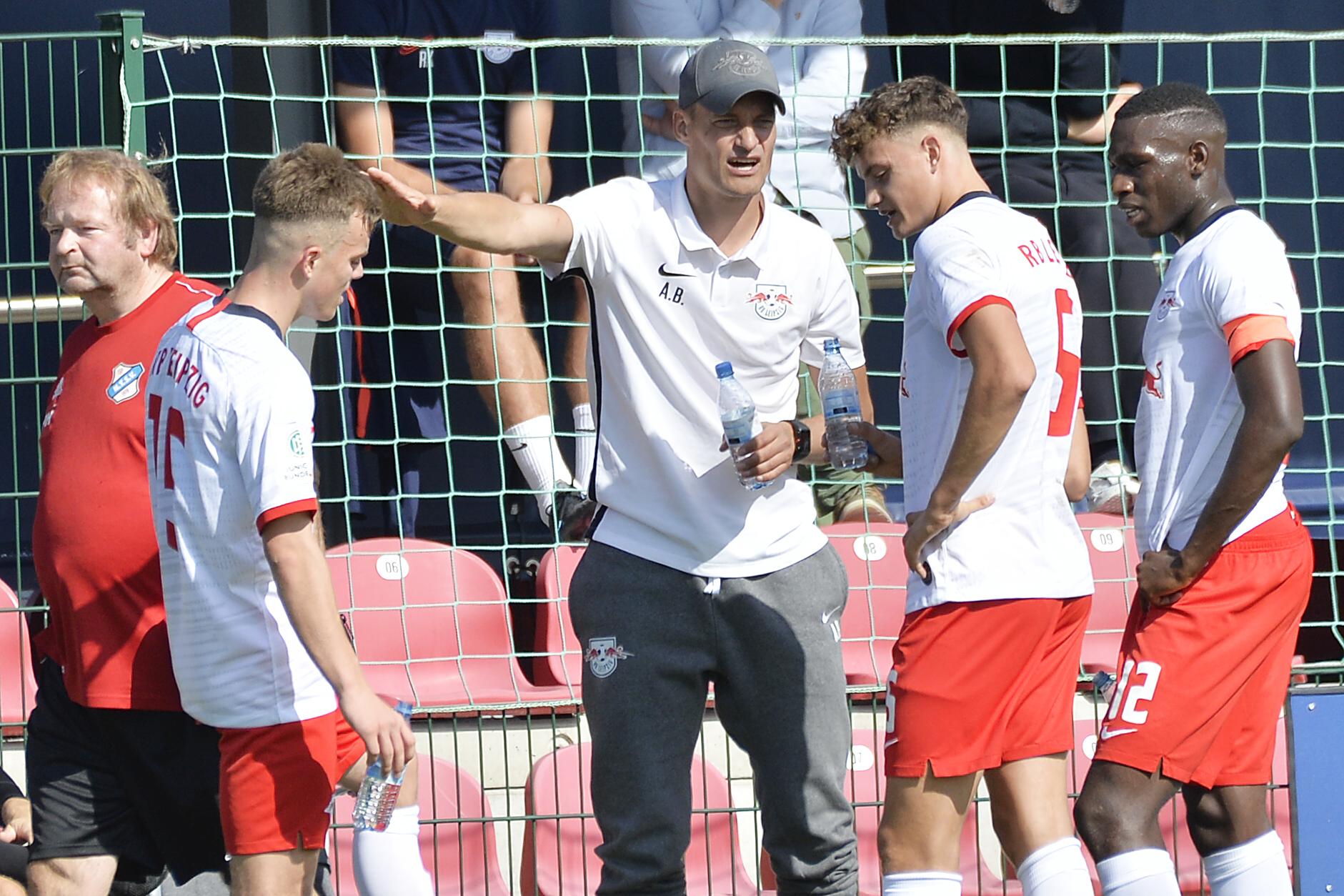 Alexander Blessin trainierte unter anderem die U19 von RB Leipzig, hier coacht er unter anderem Eric Martel (rechts neben ihm), der heute Profi beim 1. FC Köln ist.