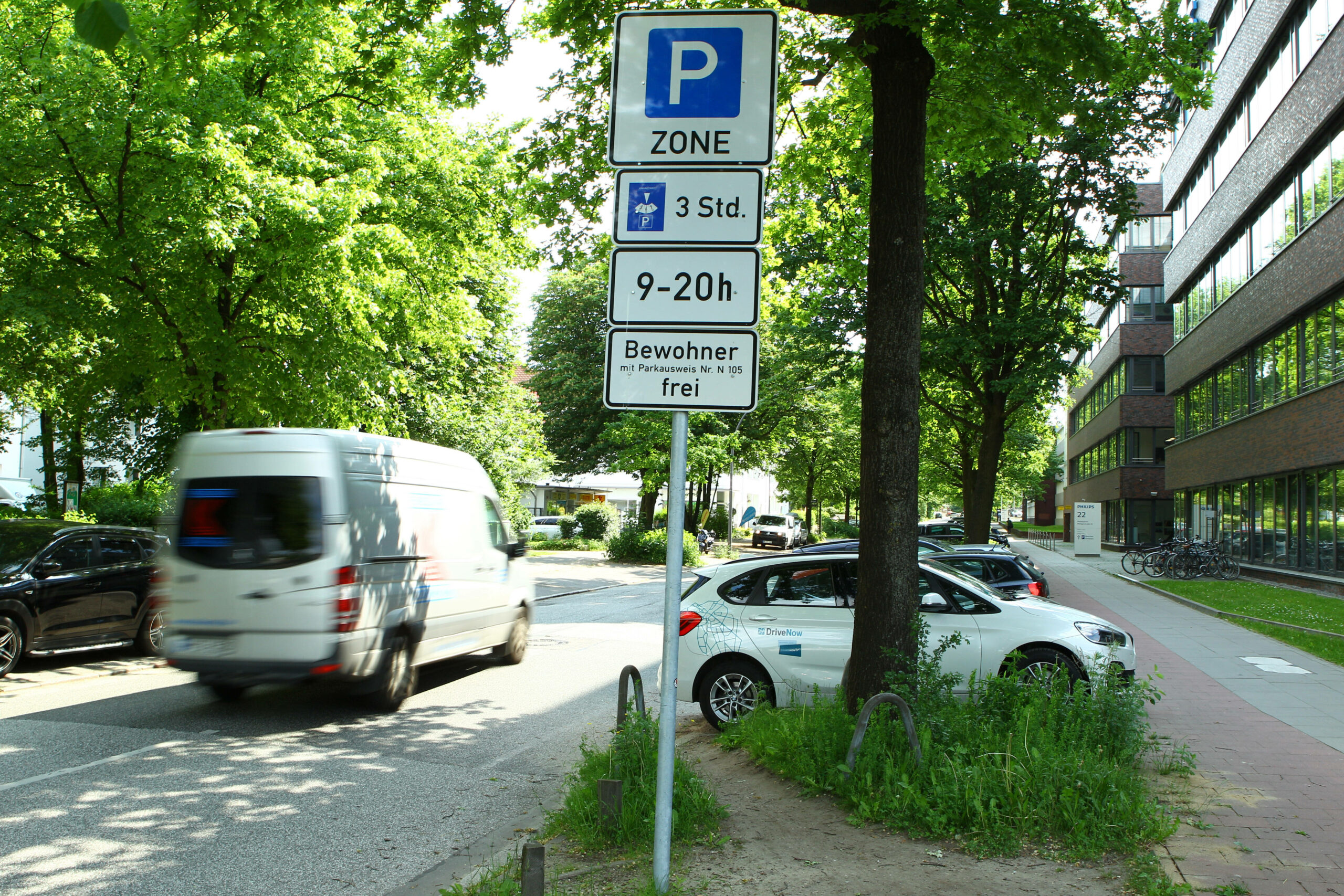 Eine von Dutzenden Bewohnerparkzonen in Hamburg: Wer als Anwohner hier seinen Wagen länger abstellen möchte, braucht einen gültigen Parkausweis (Archivbild).