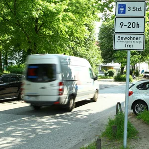 Eine von Dutzenden Bewohnerparkzonen in Hamburg: Wer als Anwohner hier seinen Wagen länger abstellen möchte, braucht einen gültigen Parkausweis (Archivbild).