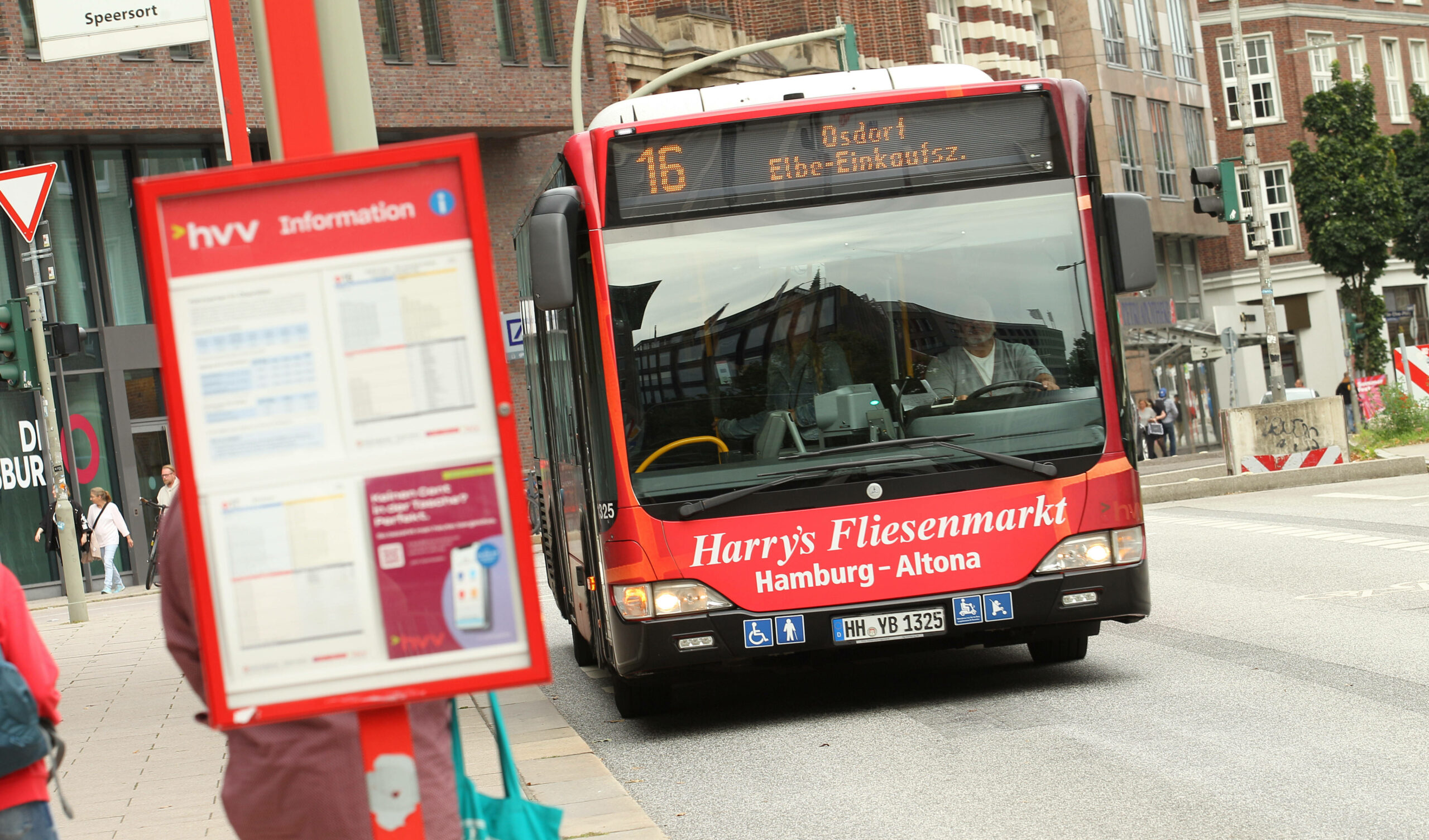 In einem HVV-Bus in Hamburg ist ein Mann gestorben.