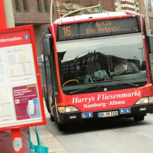 In einem HVV-Bus in Hamburg ist ein Mann gestorben.