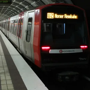 Eine U-Bahn der Linie U2 in Richtung Horner Rennbahn steht in der Haltestelle Gänsemarkt.