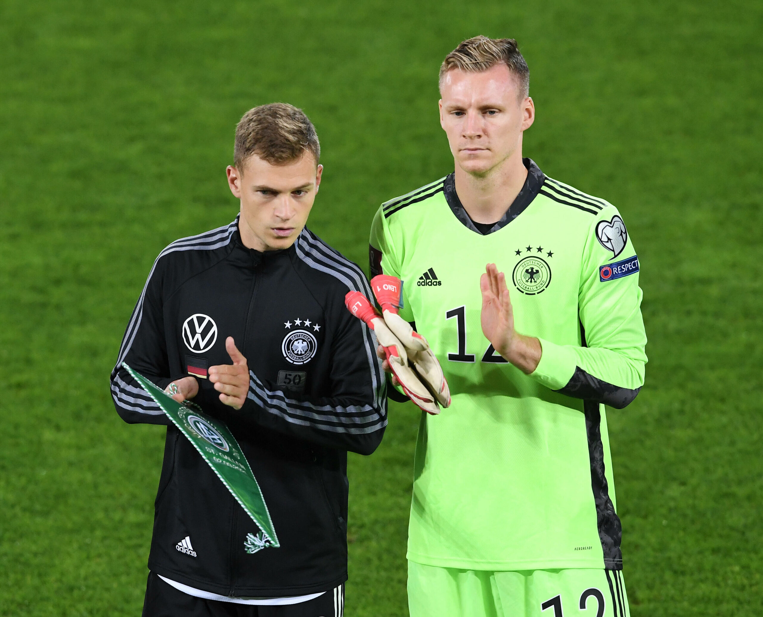 Joshua Kimmich steht neben Bernd Leno