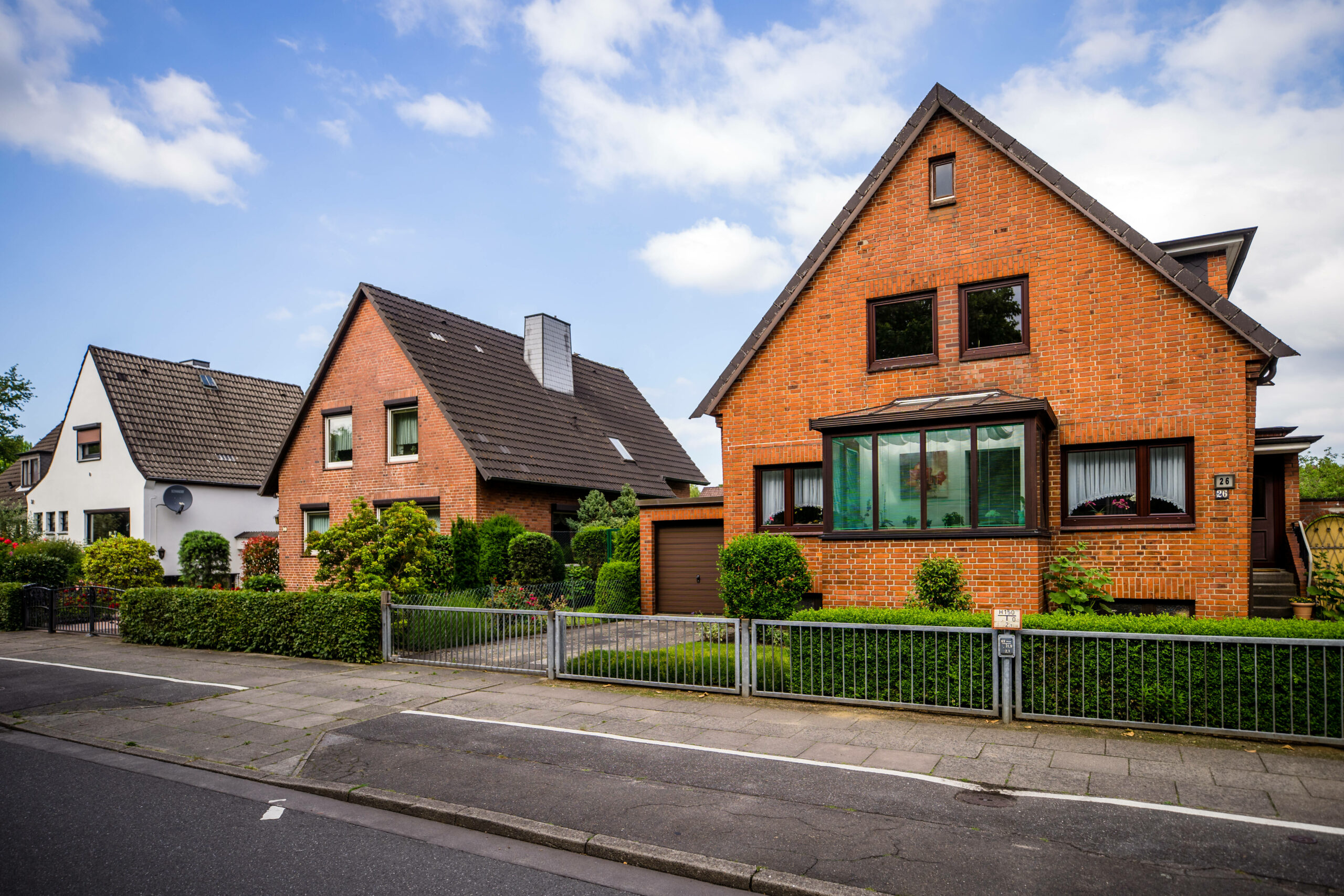 Einfamilienhäuser stehen an einer Straße in Hamburg. Der Bezirk Altona sieht in den Gebäuden Potenzial.