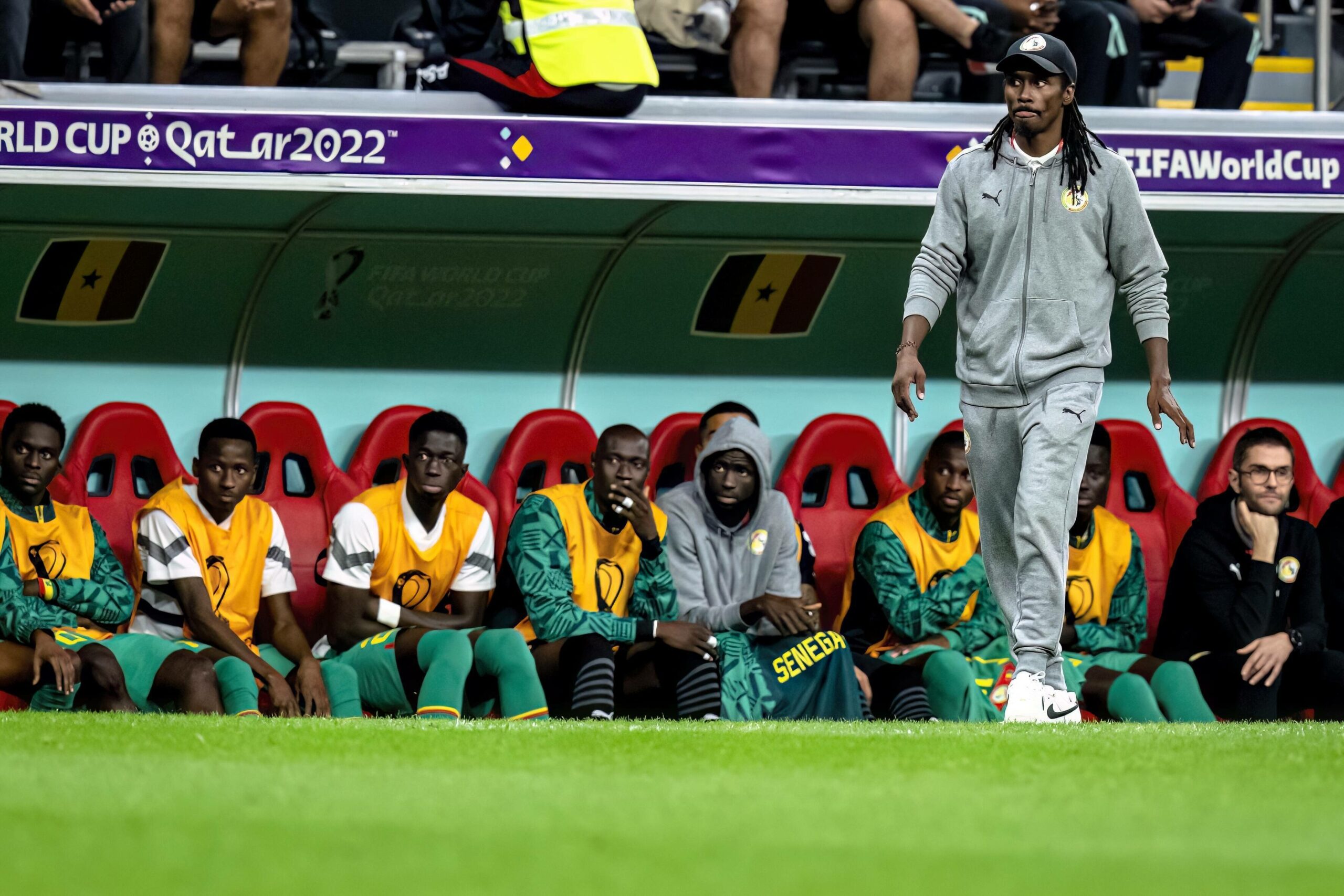 Aliou Cissé vor der Trainerbank