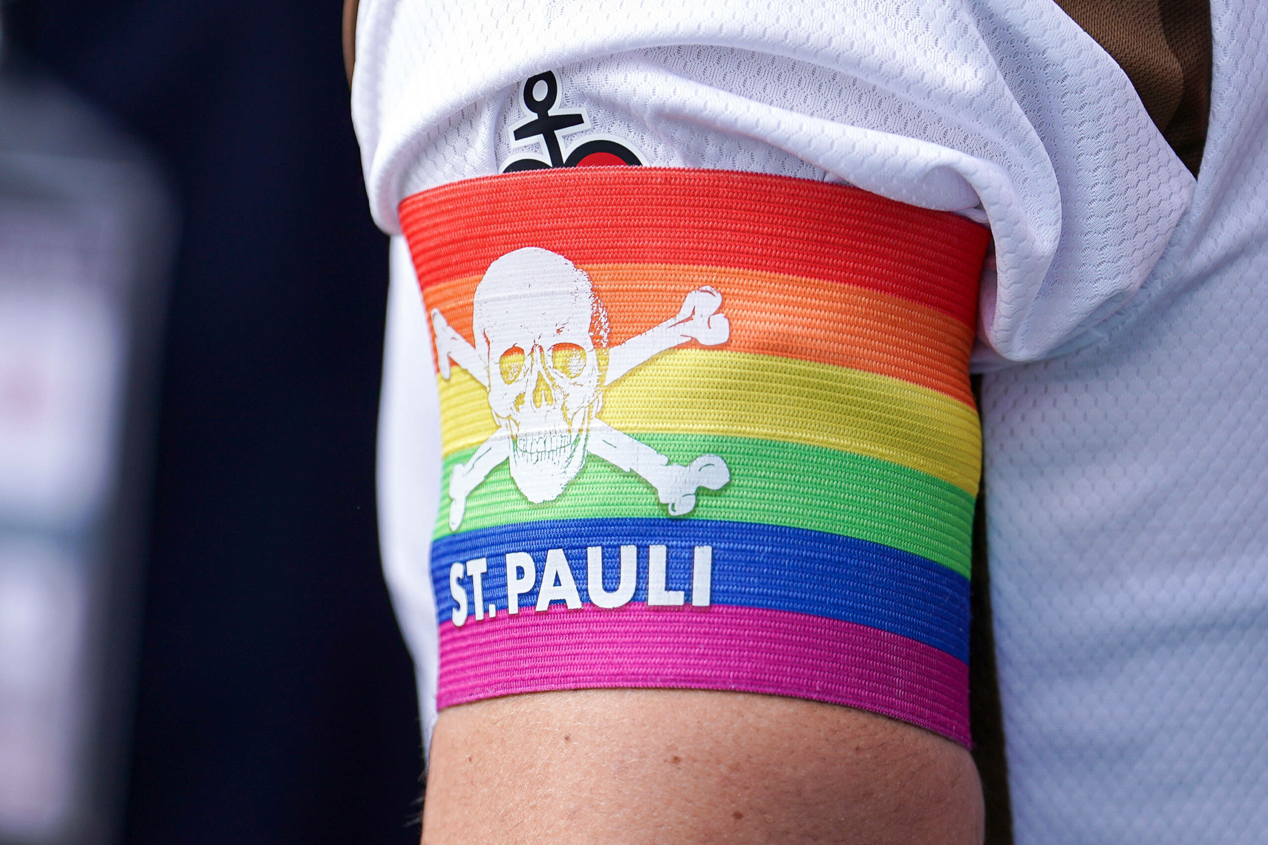 Die Kapitäne FC St. Pauli spielen seit Jahren mit der Regenbogenbinde.