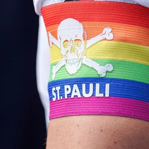 Die Kapitäne FC St. Pauli spielen seit Jahren mit der Regenbogenbinde.
