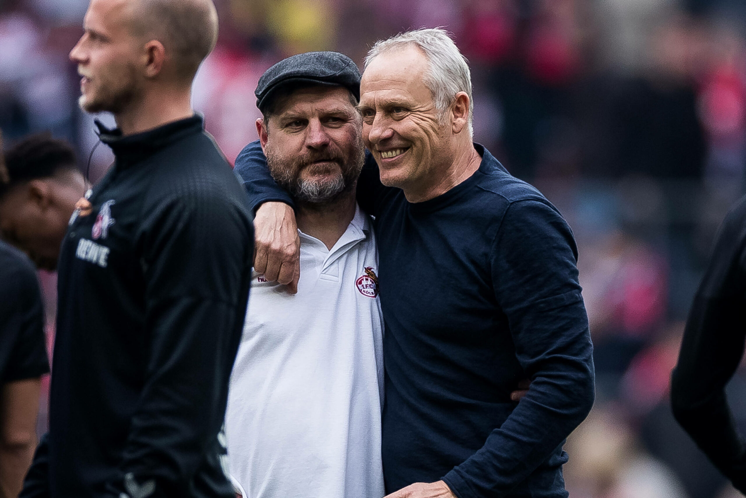 Steffen Baumgart und Christian Streich umarmen sich