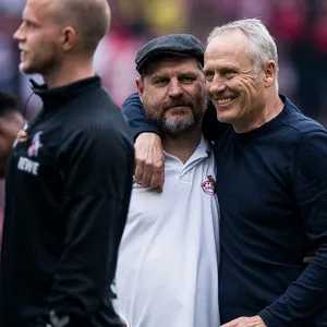 Steffen Baumgart und Christian Streich umarmen sich