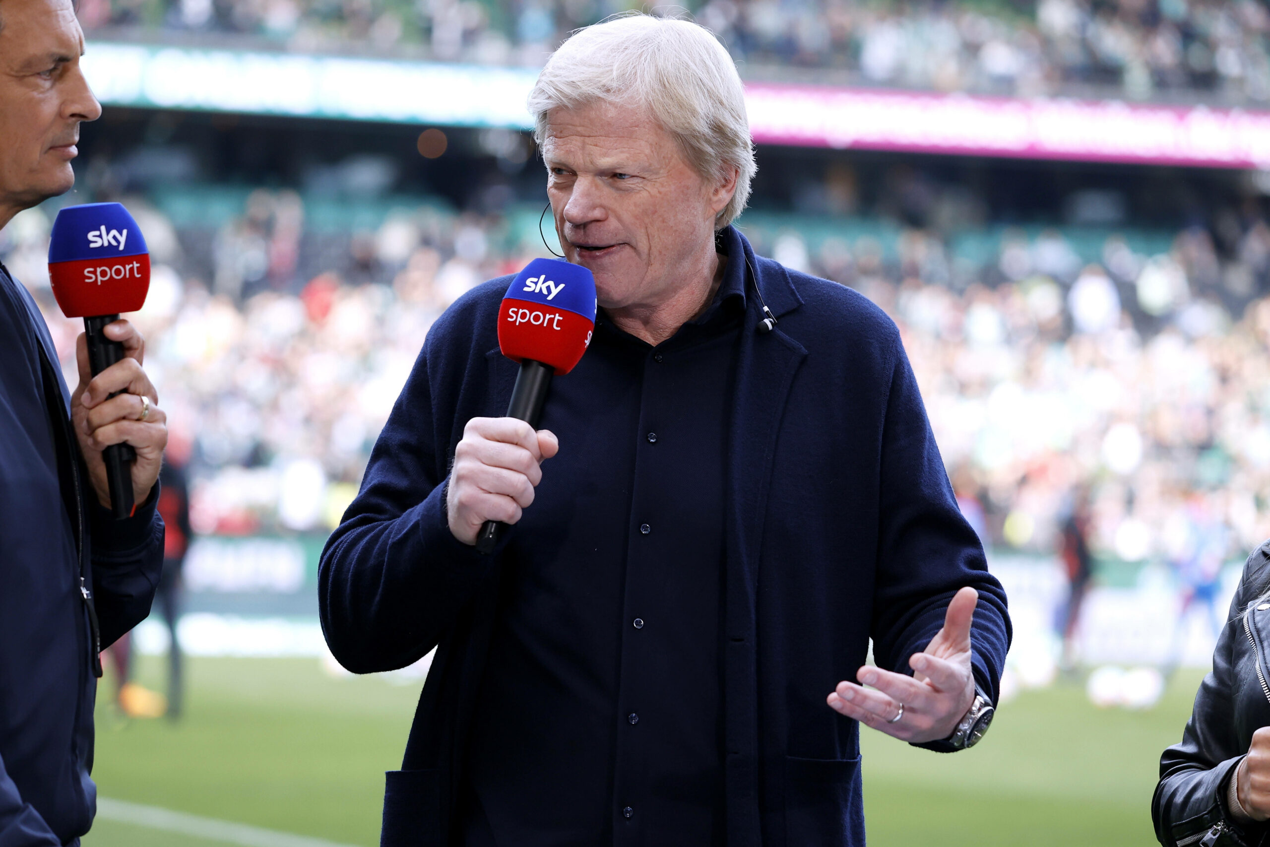 Oliver Kahn gestikuliert am Sky-Mikrofon im Weserstadion