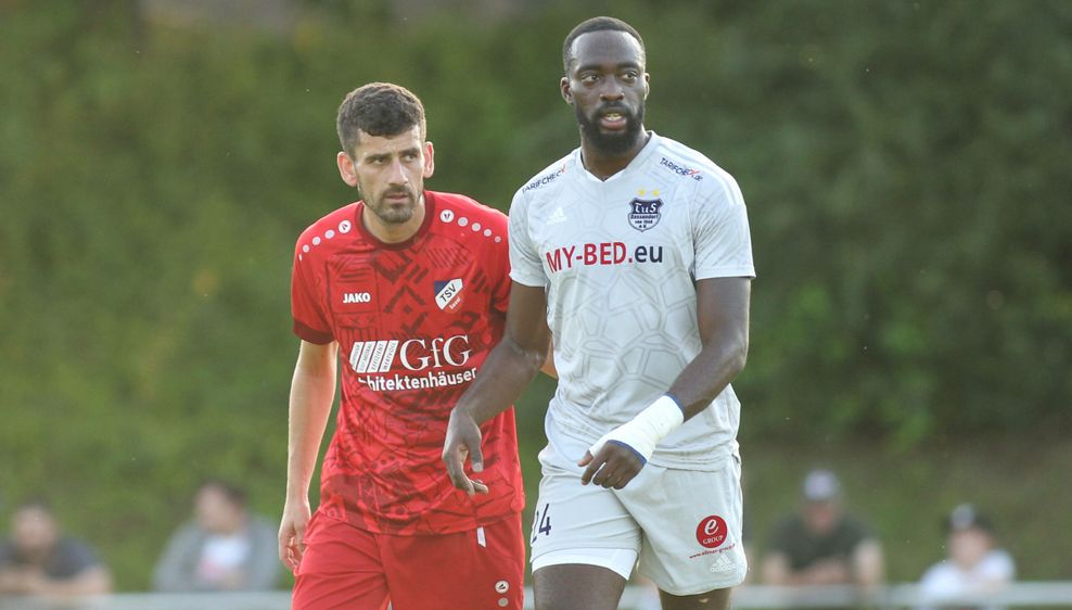 Oliver Doege und Samuel Hosseini schauen zum Ball