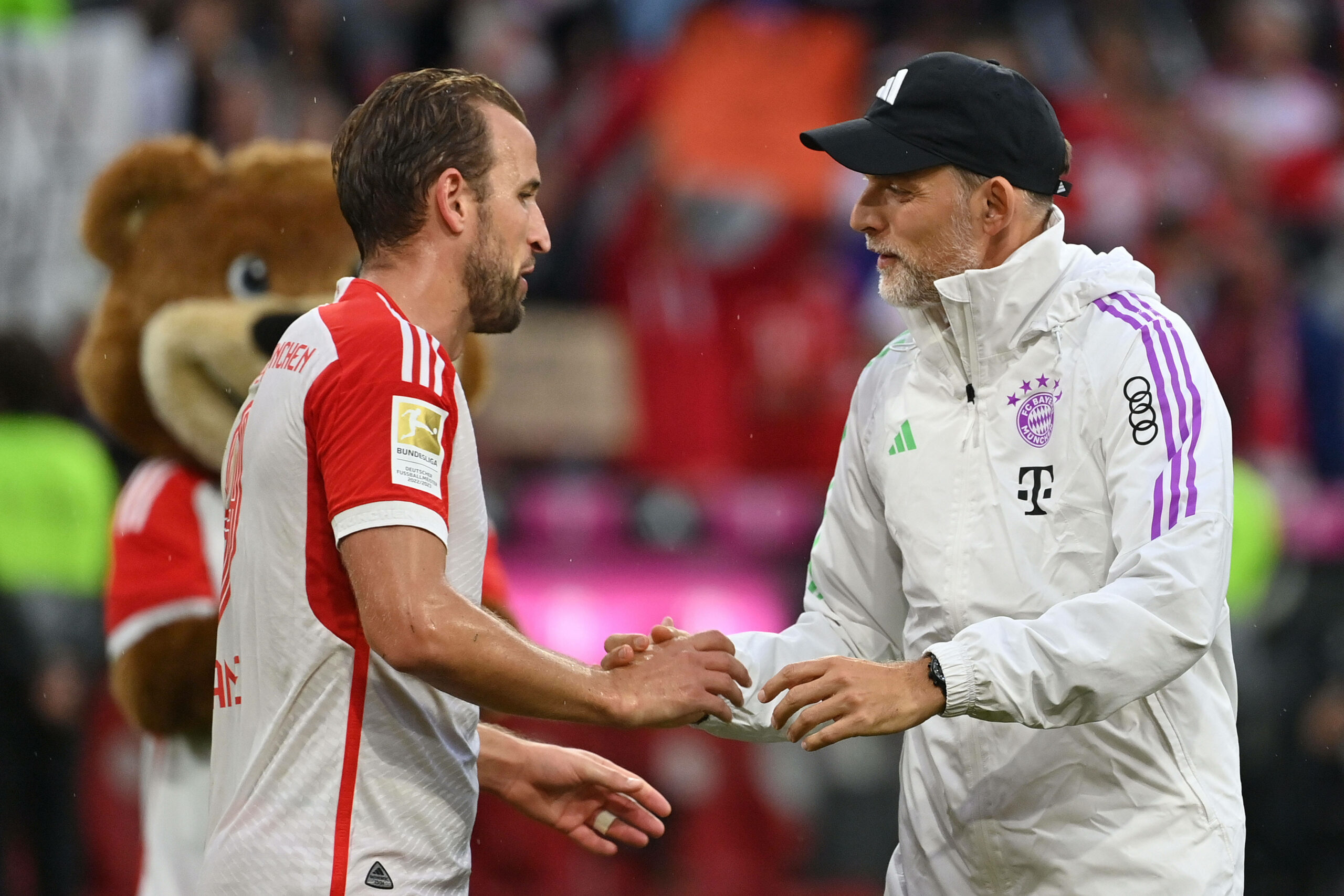 Harry Kane und Thomas Tuchel schütteln die Hände nach Spiel des FC Bayern München