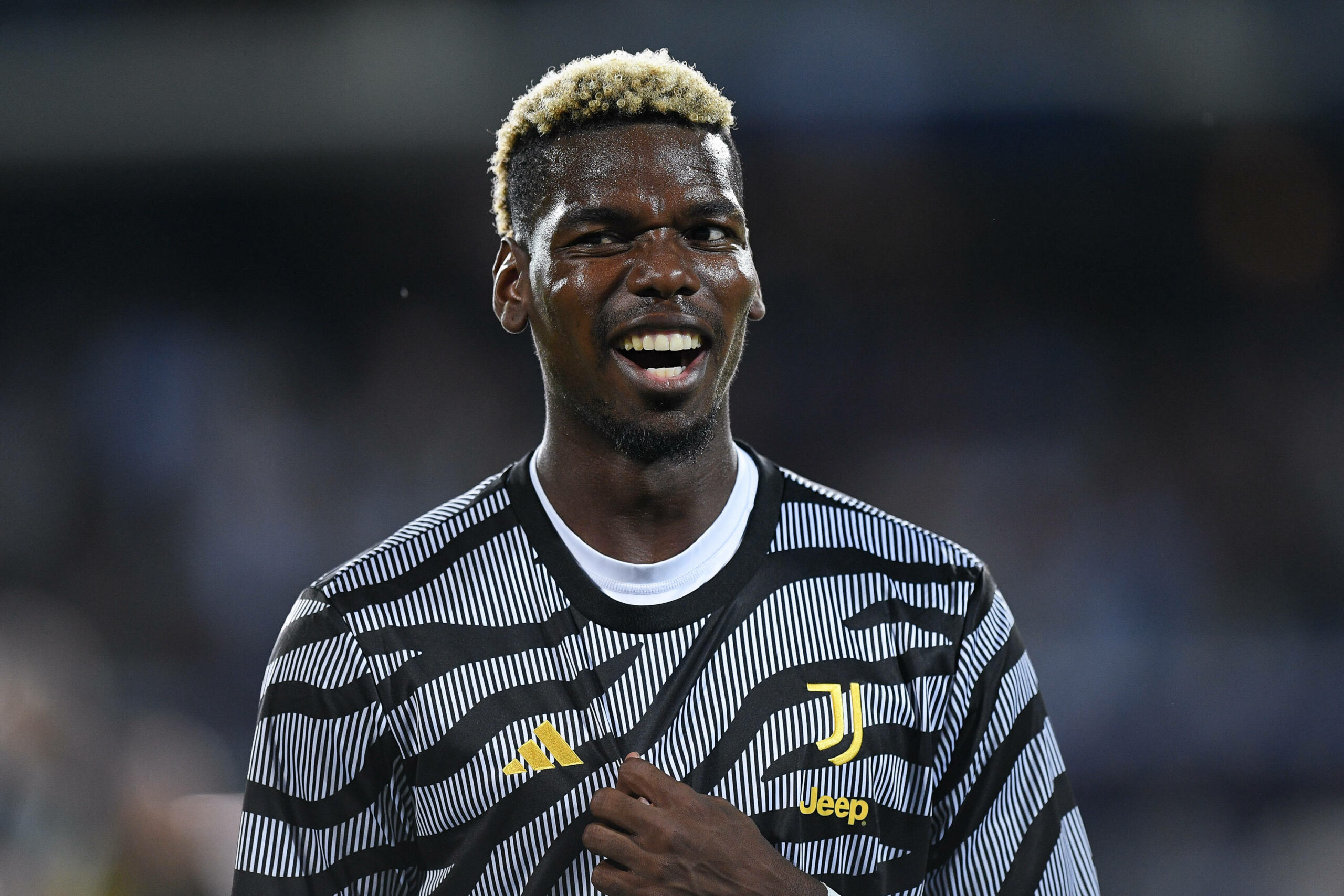 Paul Pogba lächelt im Trikot von Juventus Turin