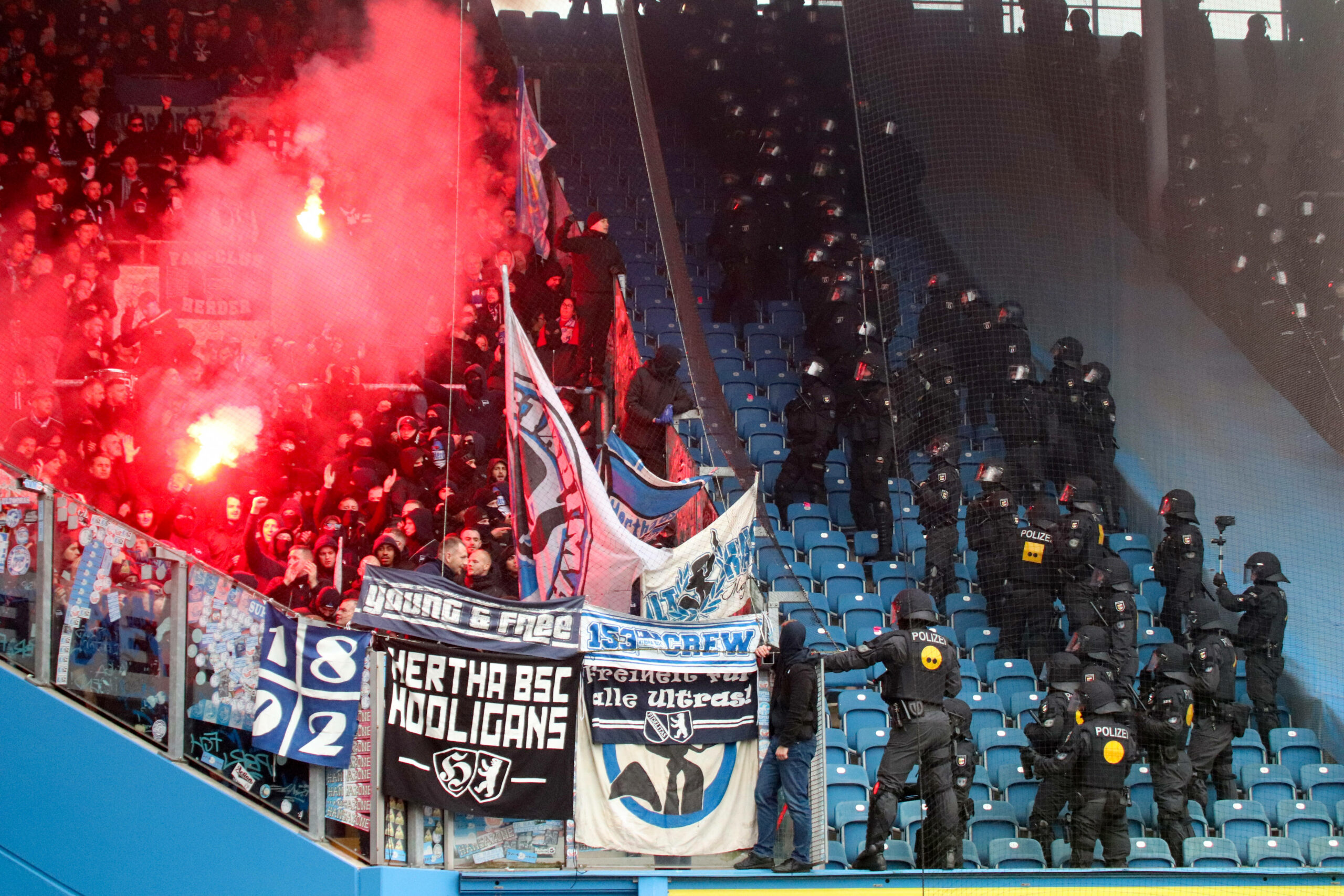 Polizeieinsatz im Gästeblock der Fans von Hertha BSC, es wird Pyrotechnik gezündet