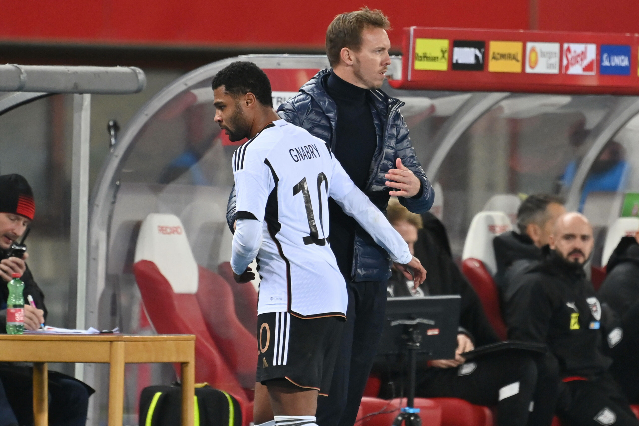 Gnabry klatscht mit DFB-Coach Julian Nagelsmann nach der Auswechslung ab