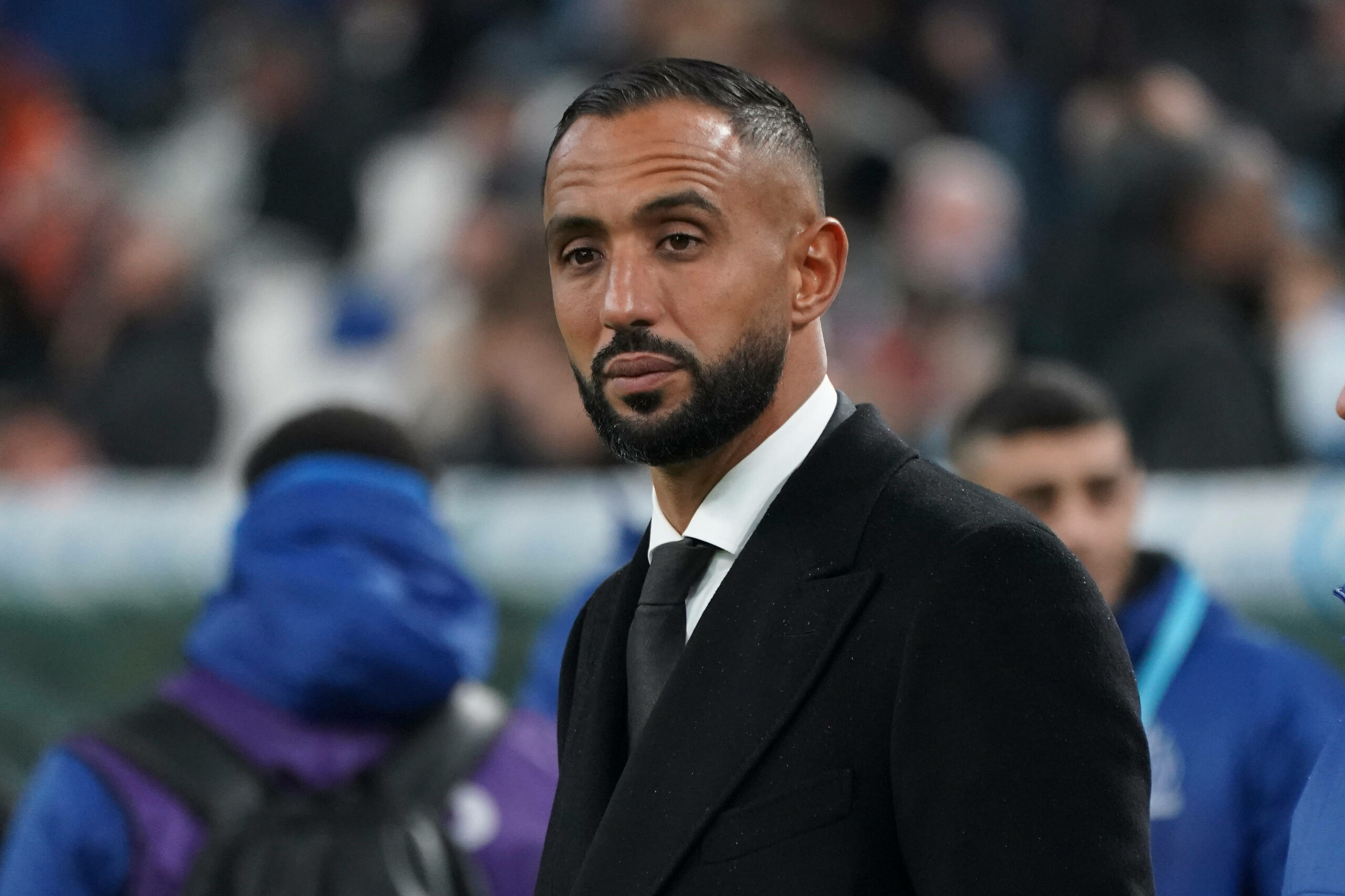 Mehdi Benatia in Anzug und Mantel