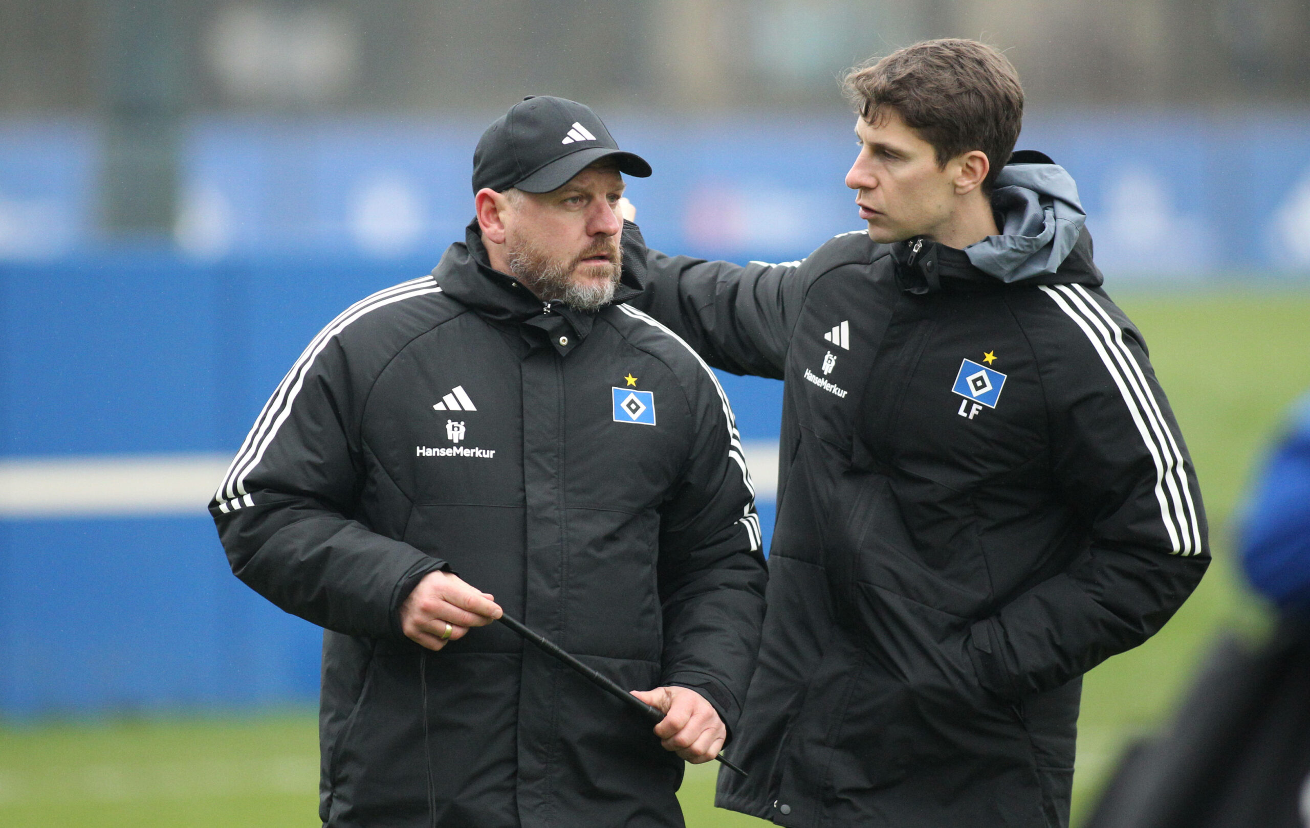 Steffen Baumgart und Loic Favé im Gespräch auf dem Trainingsplatz