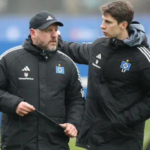 Steffen Baumgart und Loic Favé im Gespräch auf dem Trainingsplatz