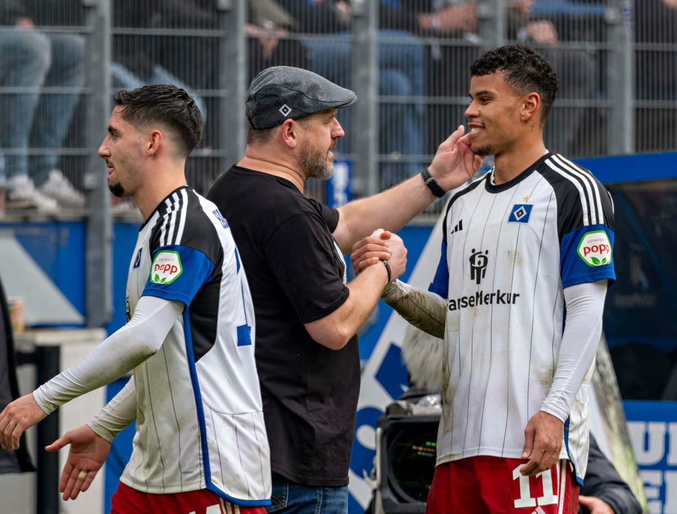 Steffen Baumgart klatscht mit Ransford Königsdörffer an der Seitenlinie ab