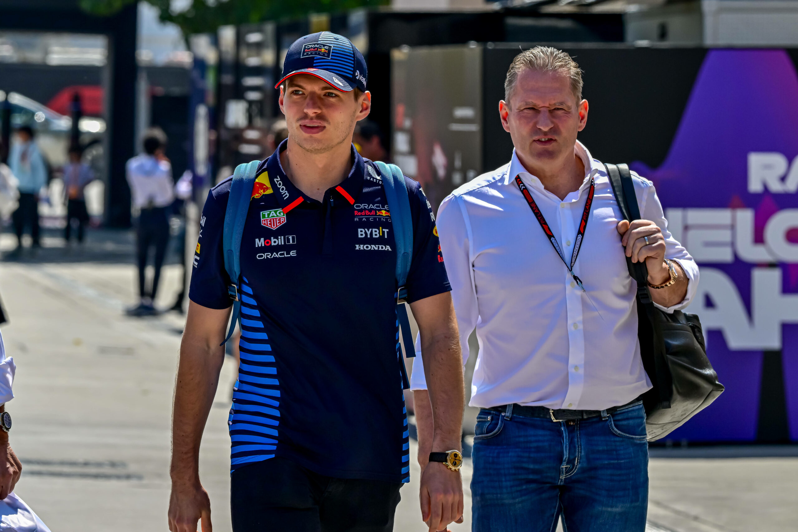 Max und Jos Verstappen auf dem Weg ins Fahrerlager der Formel 1