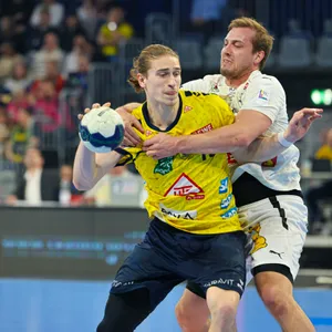 Juri Knorr im Zweikampf mit Hamburgs Niklas Weller