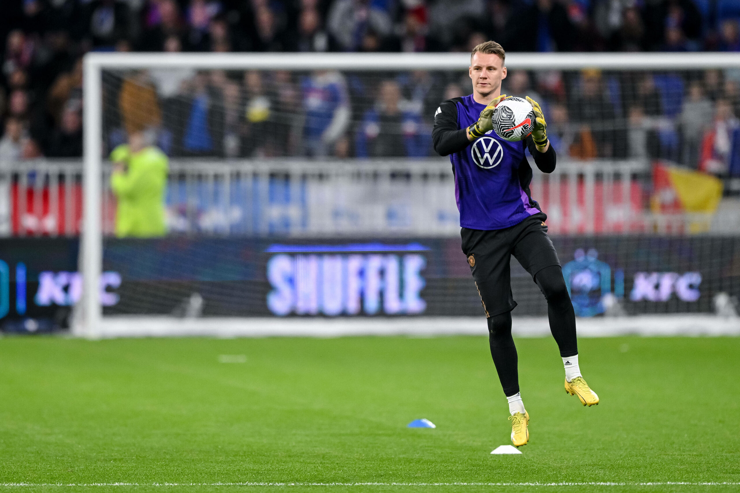 Bernd Leno fängt einen Ball beim Aufwärmtraining mit der deutschen Nationalmannschaft