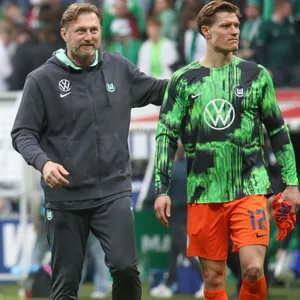 Ralph Hasenhüttel legt seinen Arm um Kevin Behrens