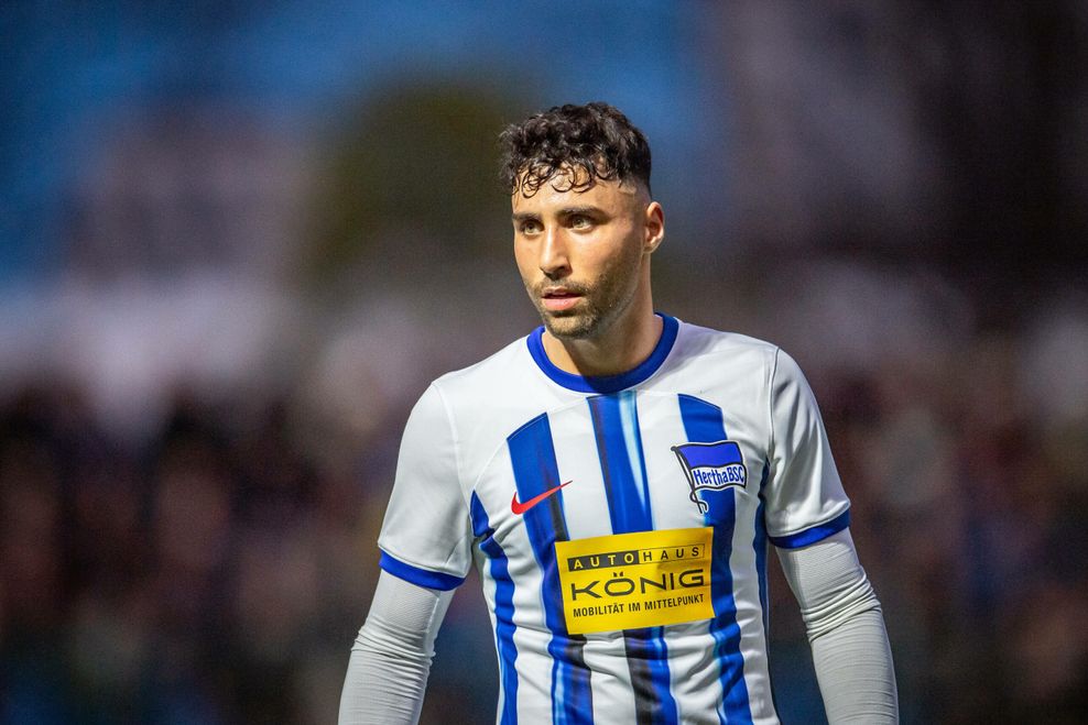 Nader Jindaoui guckt im Trikot von Hertha BSC an der Kamera vorbei