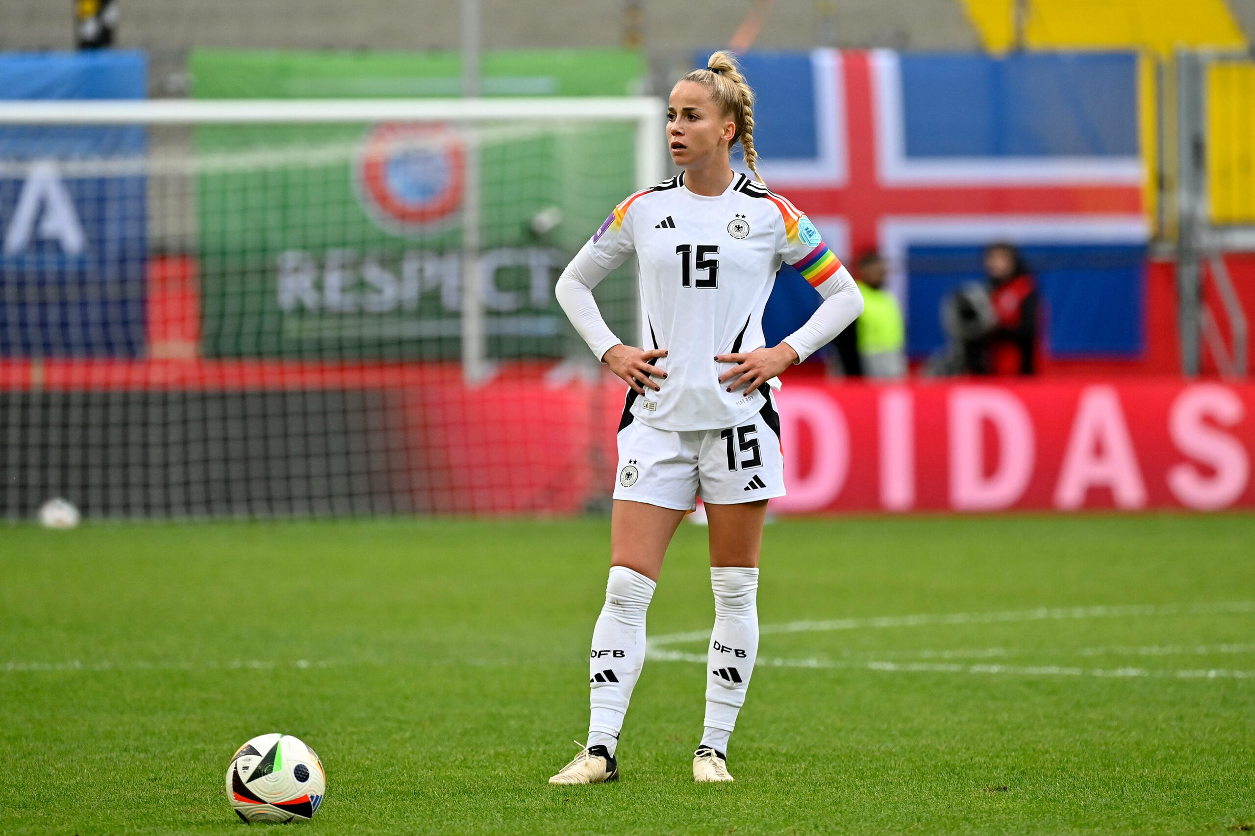 Nationalspielerin Giulia Gwinn steht auf dem Platz mit ruhendem Ball vor sich