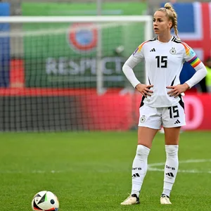 Nationalspielerin Giulia Gwinn steht auf dem Platz mit ruhendem Ball vor sich