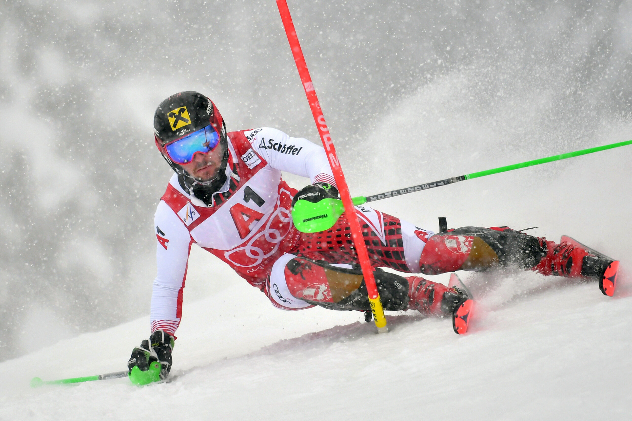 Marcel Hirscher fährt bergab um die Slalomstangen