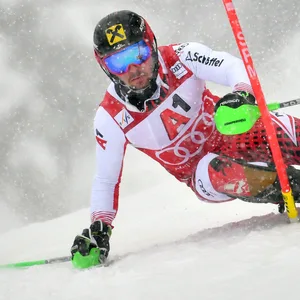 Marcel Hirscher fährt bergab um die Slalomstangen