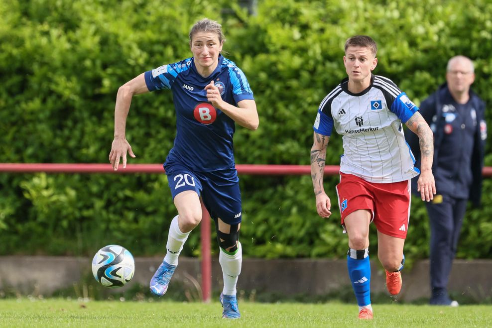 Bianca Schmidt (1. FFC Turbine Potsdam, 20) und Jobina Lahr (Hamburger SV, 31) im Zweikampf um den Ball