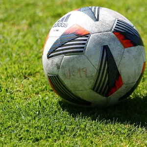 Ein Spielball, auf dem U19 steht, liegt auf dem Rasen. Es handelt sich um ein Symbolbild.