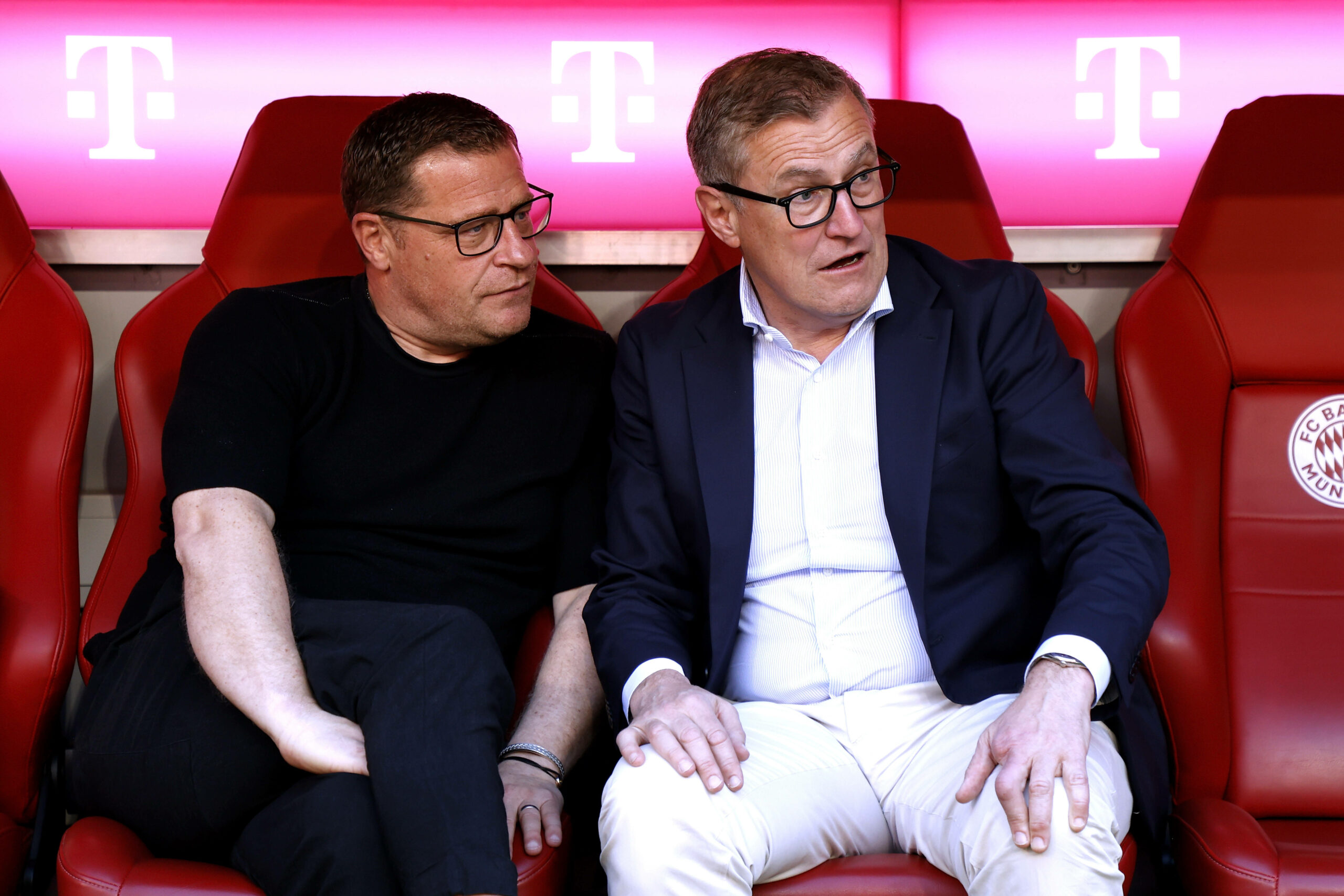 Max Eberl mit Jan-Christian Dreesen auf der Trainerbank der Allianz Arena