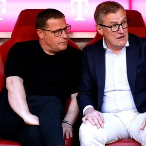 Max Eberl mit Jan-Christian Dreesen auf der Trainerbank der Allianz Arena