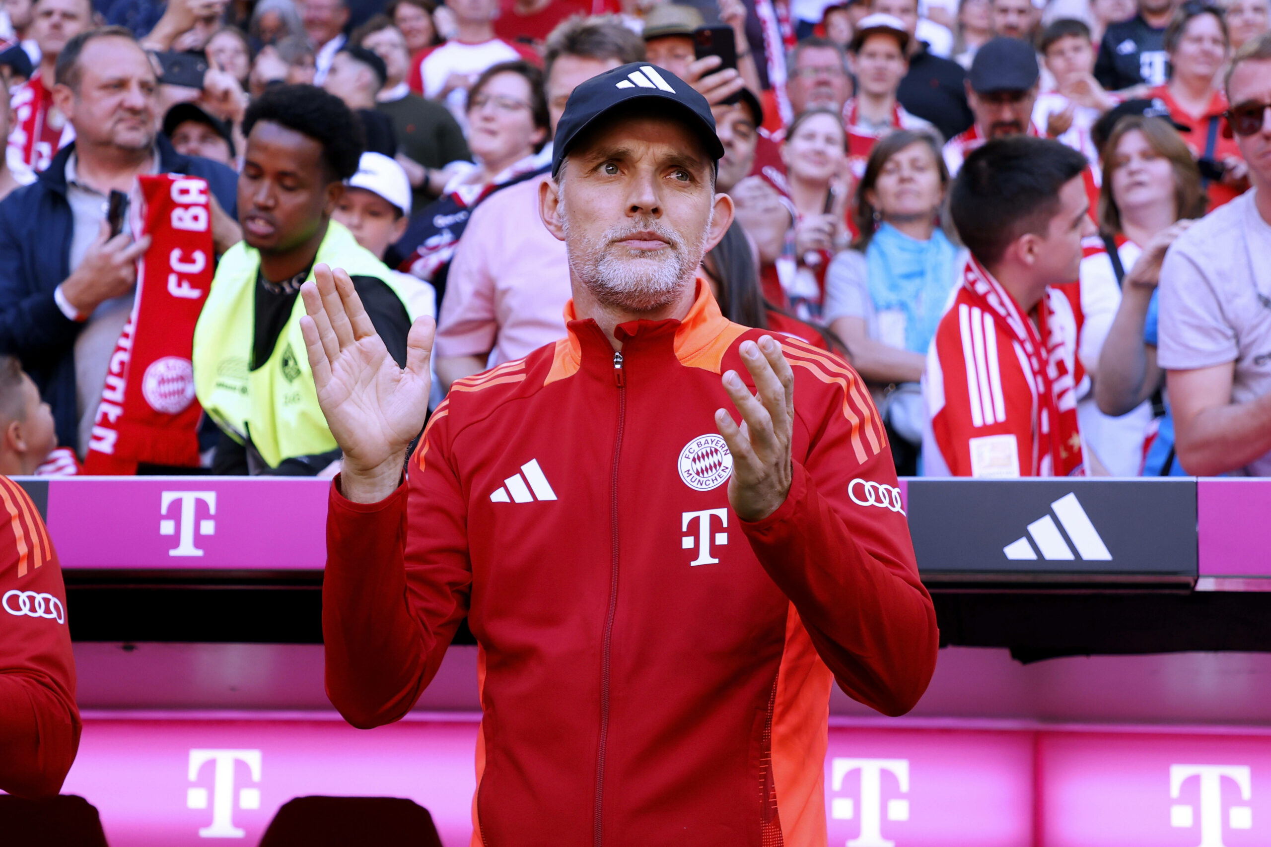 Bayern-Trainer Thomas Tuchel klatscht an der Seitenlinie