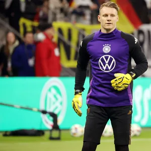 Bernd Leno wärmt sich im DFB-Trikot auf