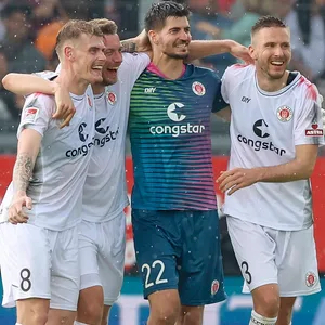 Eric Smith, Hauke Wahl, Nikola Vasilj und Karol Mets feiern