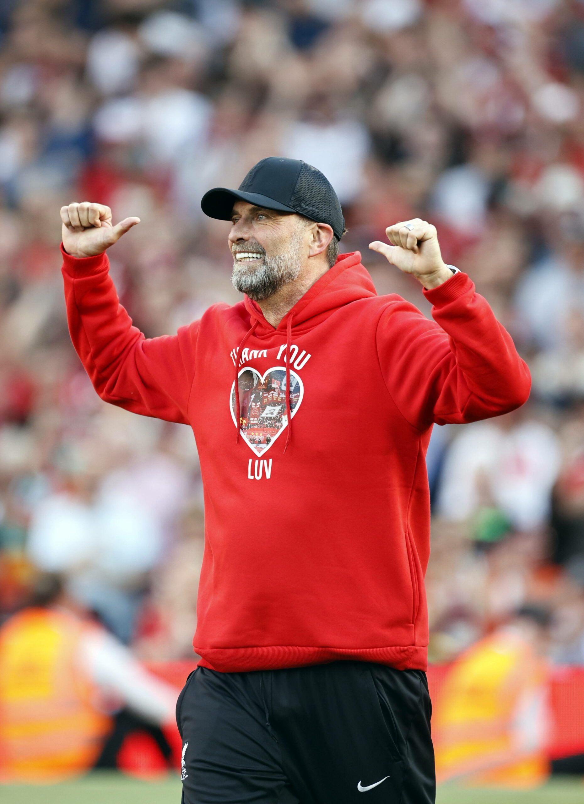 Jürgen Klopp im roten Pullover bei seinem Abschied in Anfield.