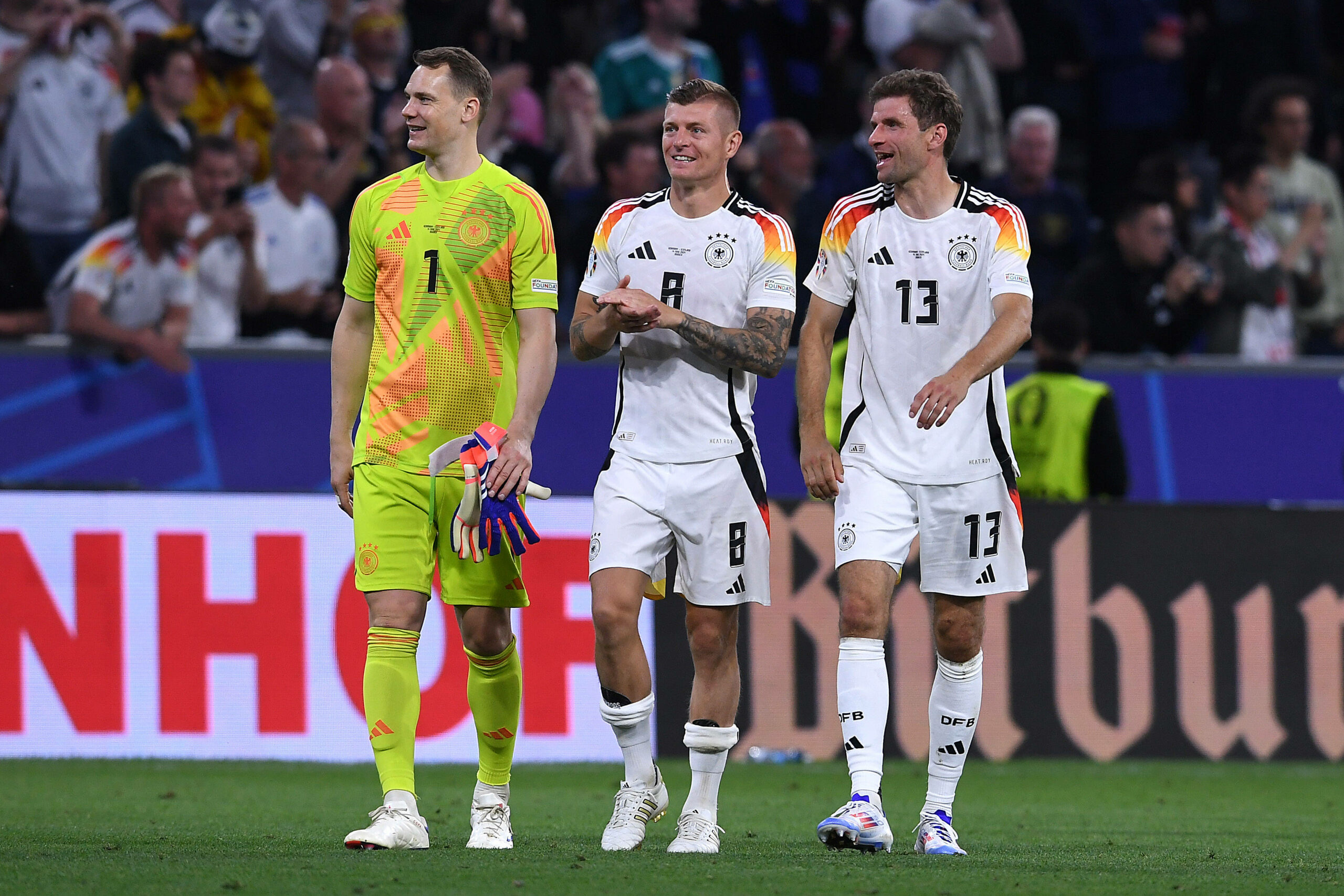 Manuel Neuer, Toni Kroos und Thomas Müller gehen lachend über den Platz bei der EM