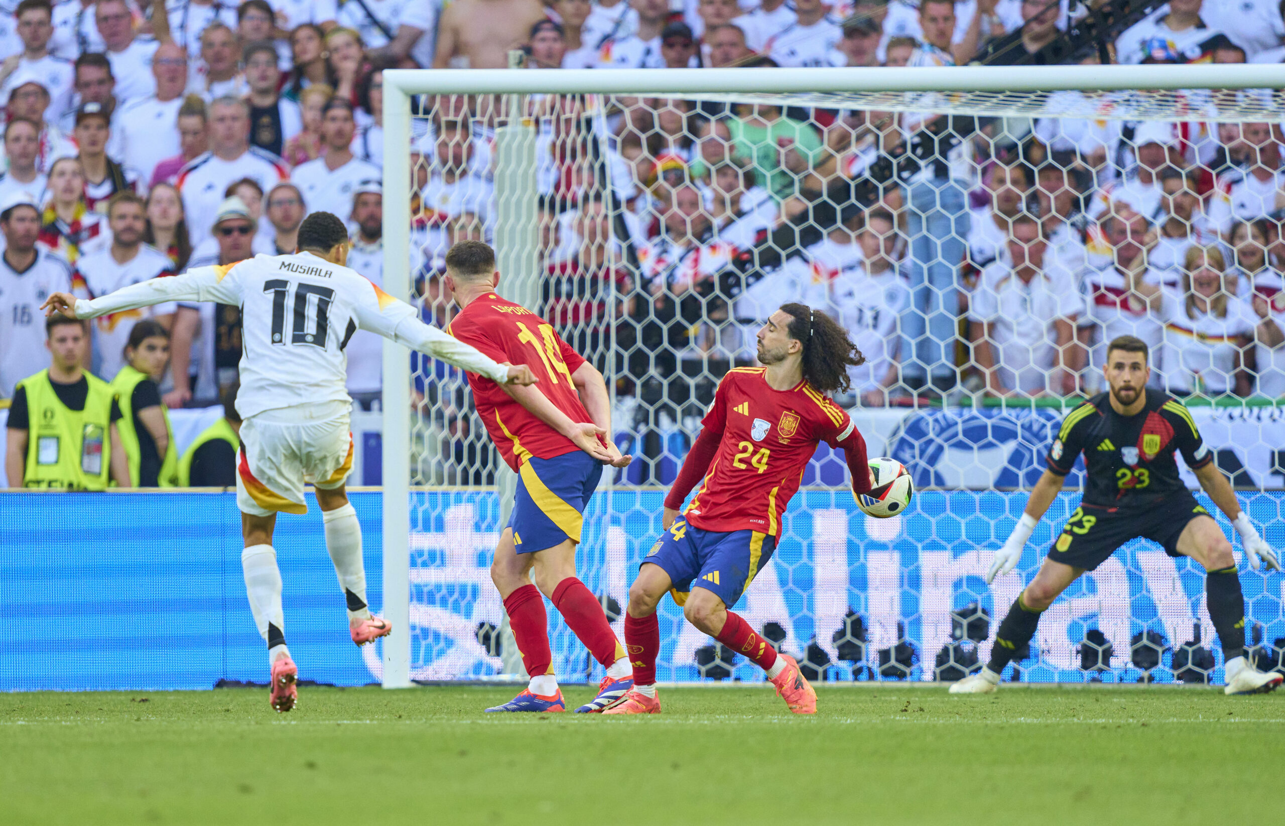 Jamal Musiala schießt bei der EM auf das spanische Tor, Marc Cucurella verhindert das Tor durch ein Handspiel