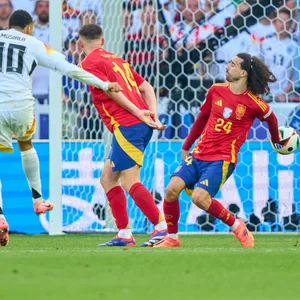 Jamal Musiala schießt bei der EM auf das spanische Tor, Marc Cucurella verhindert das Tor durch ein Handspiel