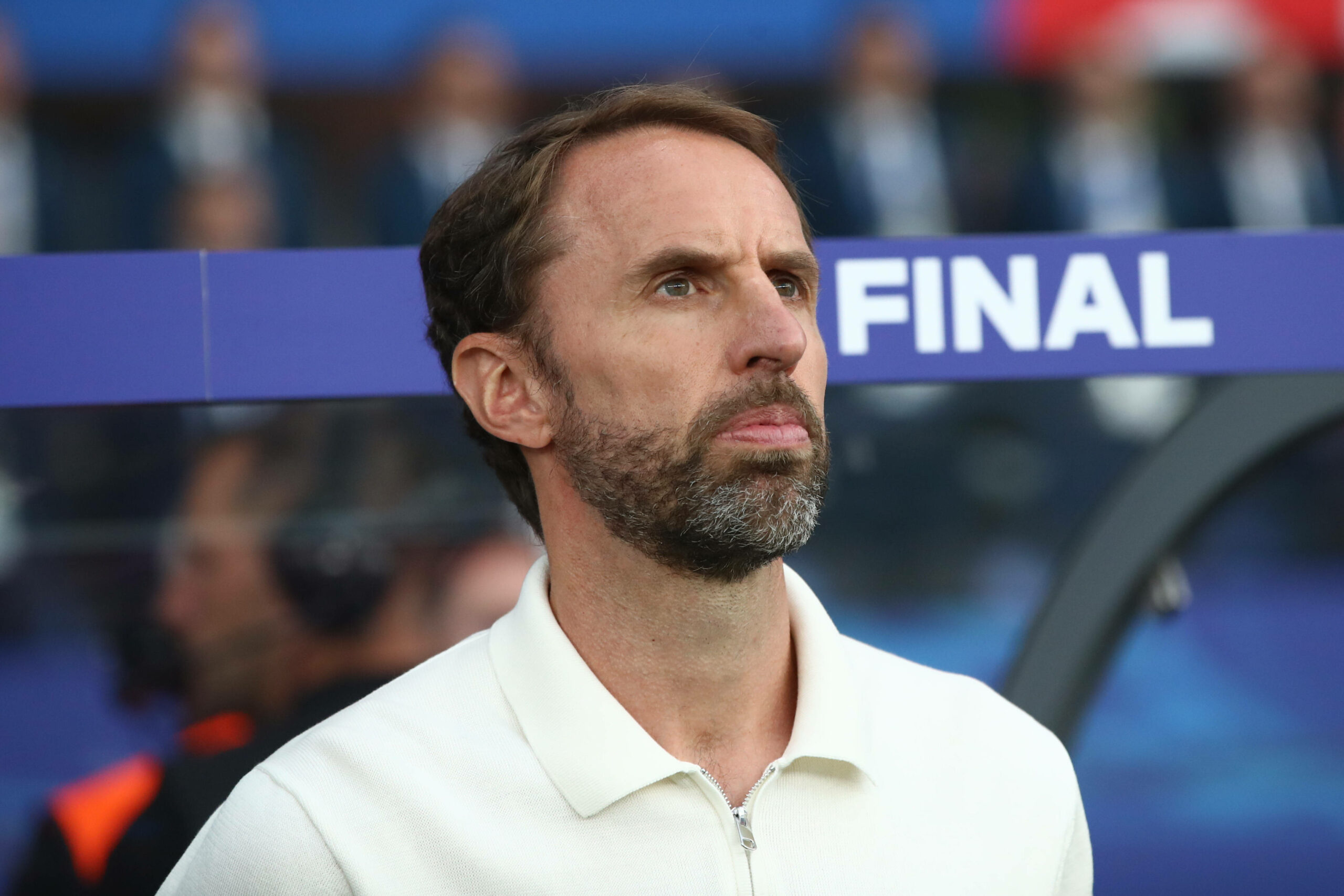 Gareth Southgate schaut auf das Spielfeld