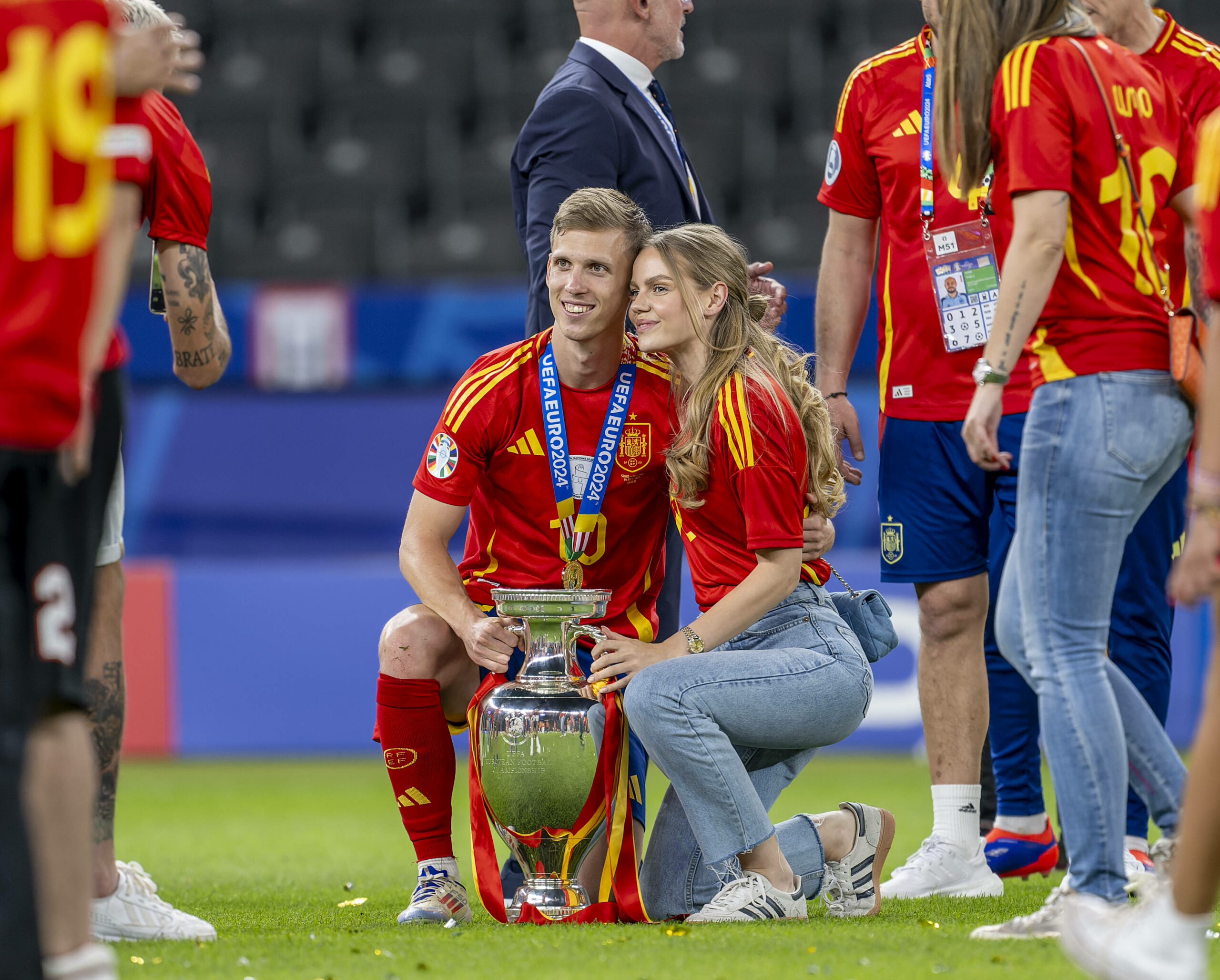 Dani Olmo und Laura Schmitt mit dem EM-Pokal.