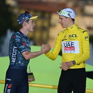 Jonas Vingegaard und Tadej Pogacar klatschen sich ab